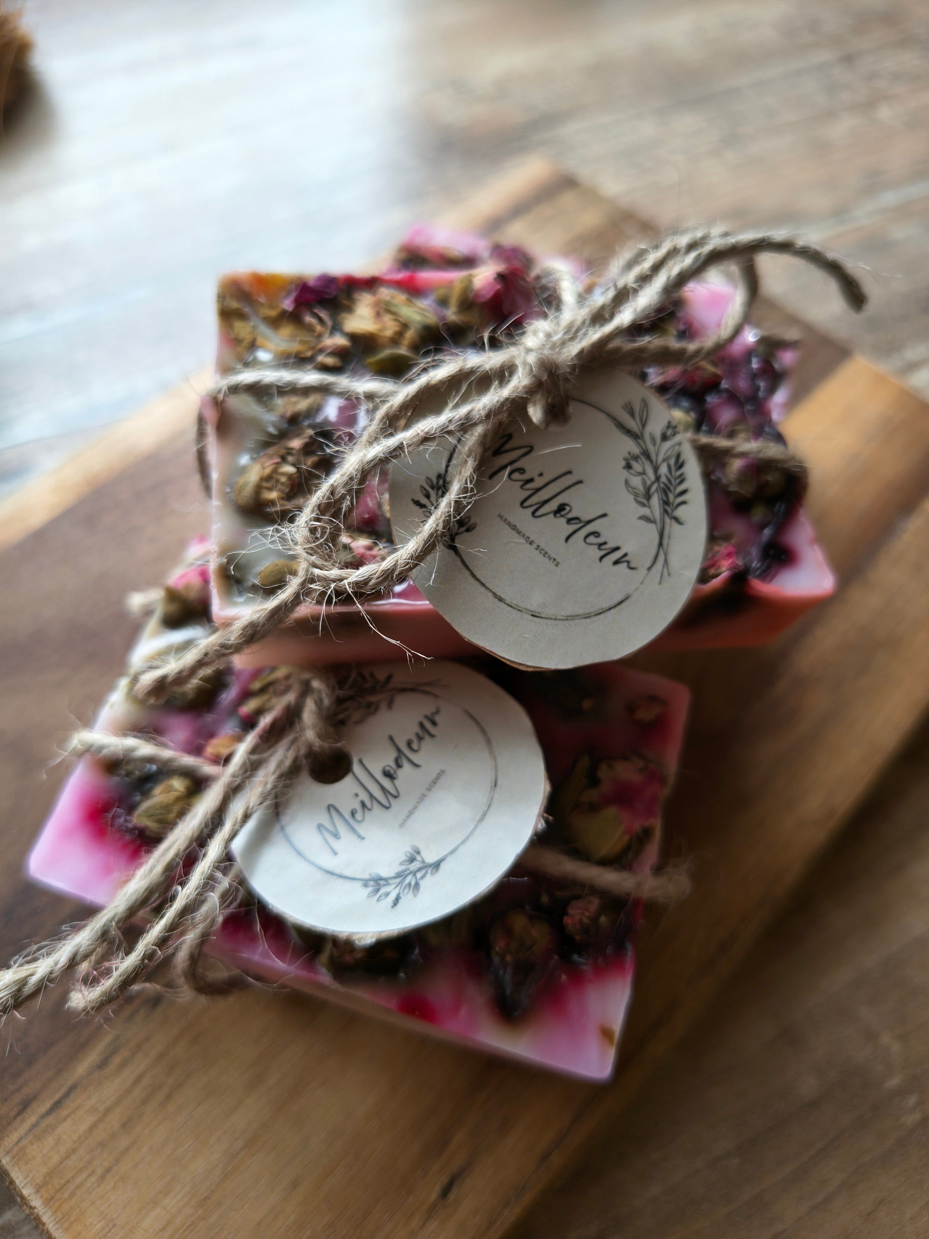 Zeep met ruwe rozenknopjes