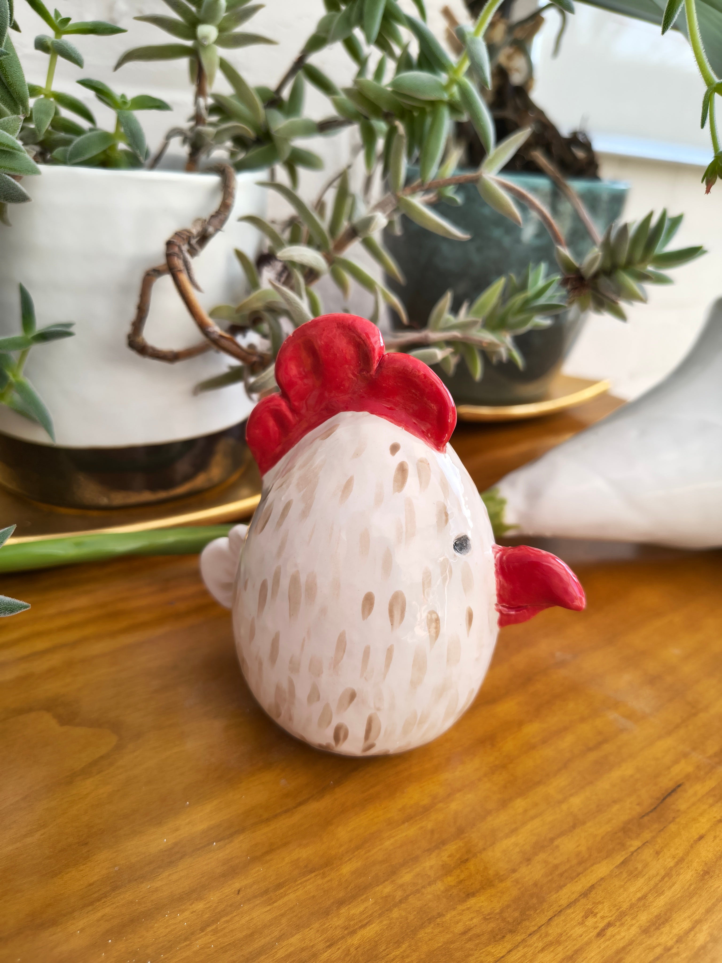 Keramieken kip met streepjes