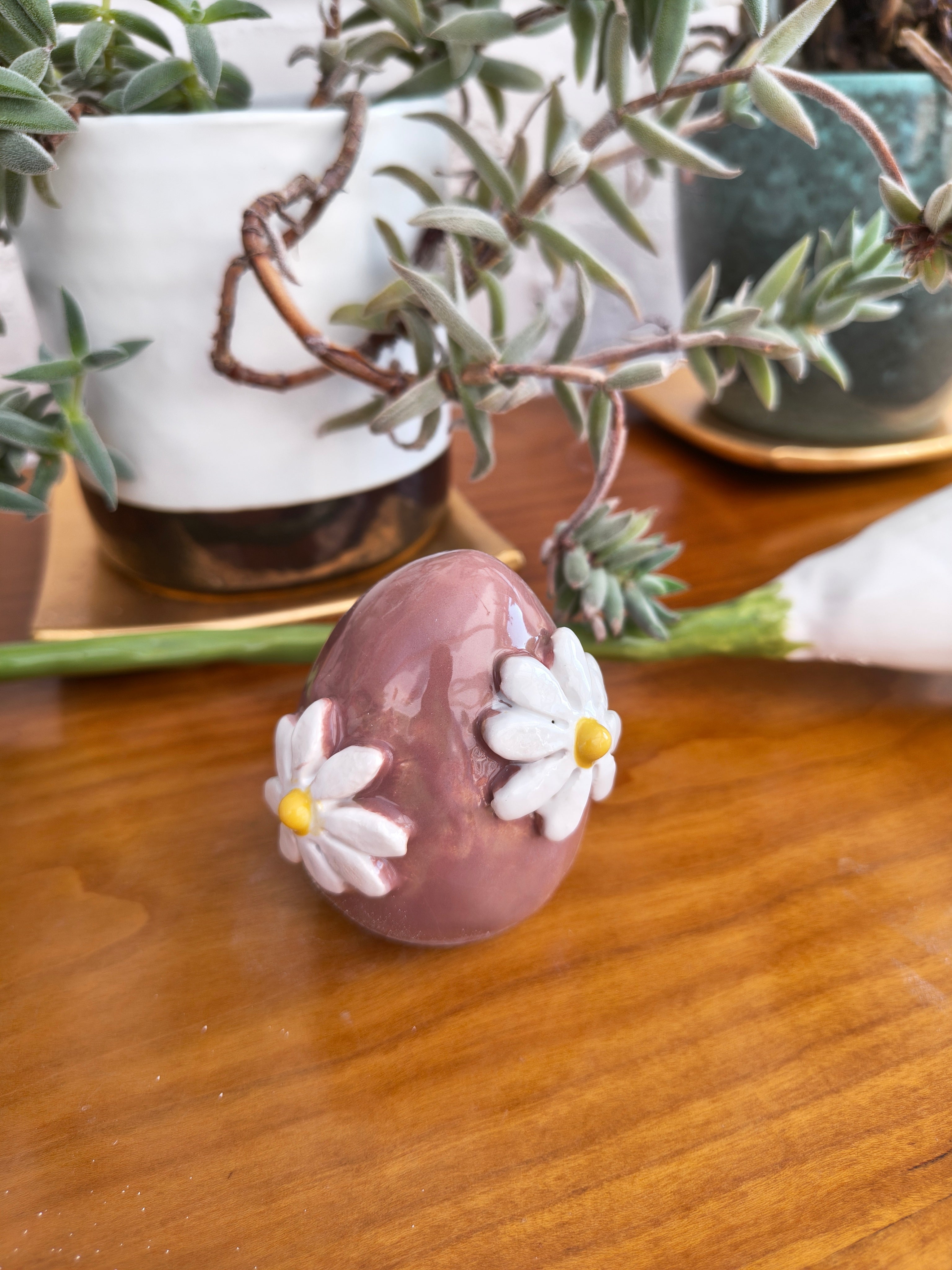 Keramieken paasei bruin met bloemetjes