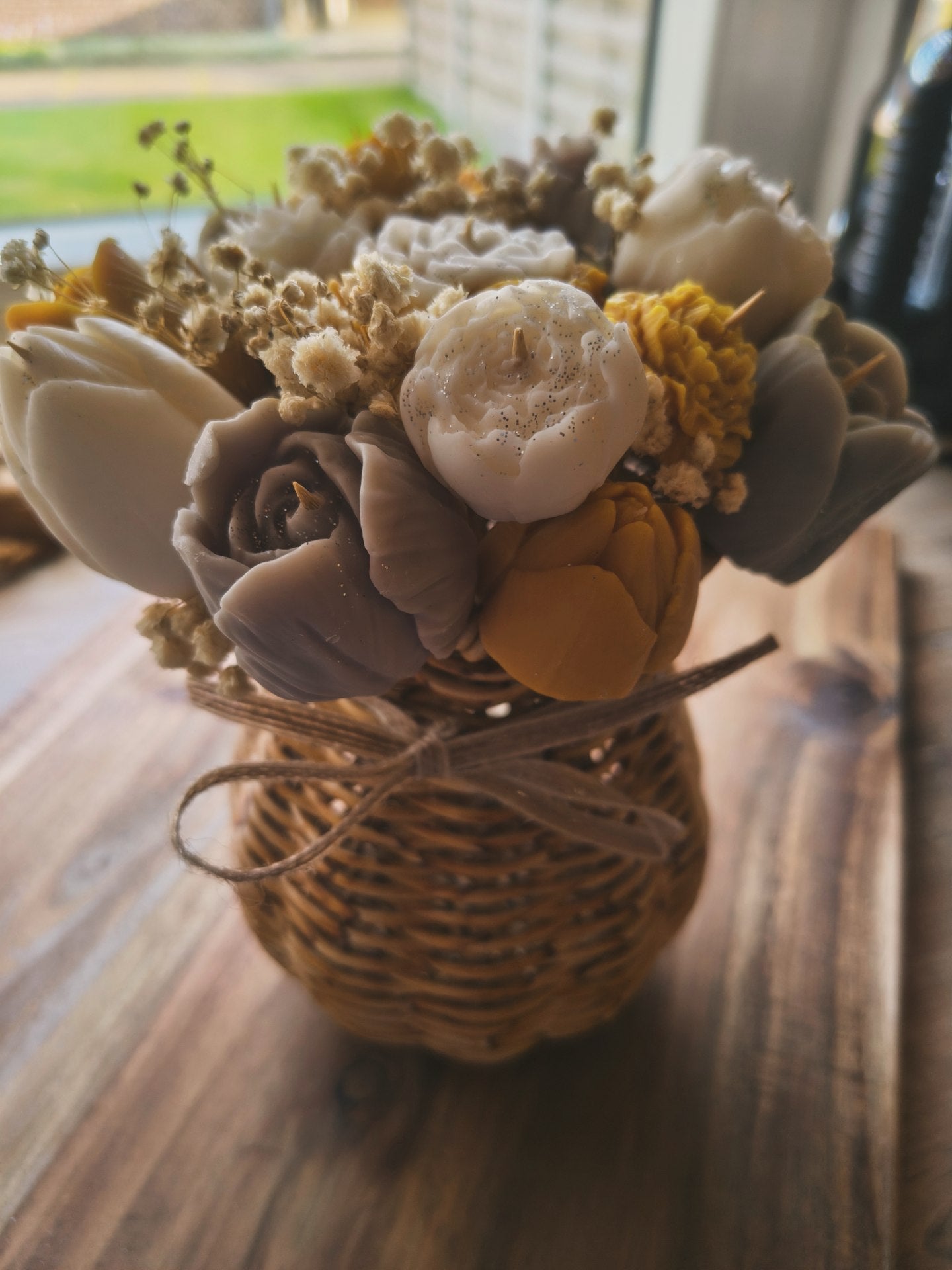 Waxmelt bloemenboeket in rieten vaasje