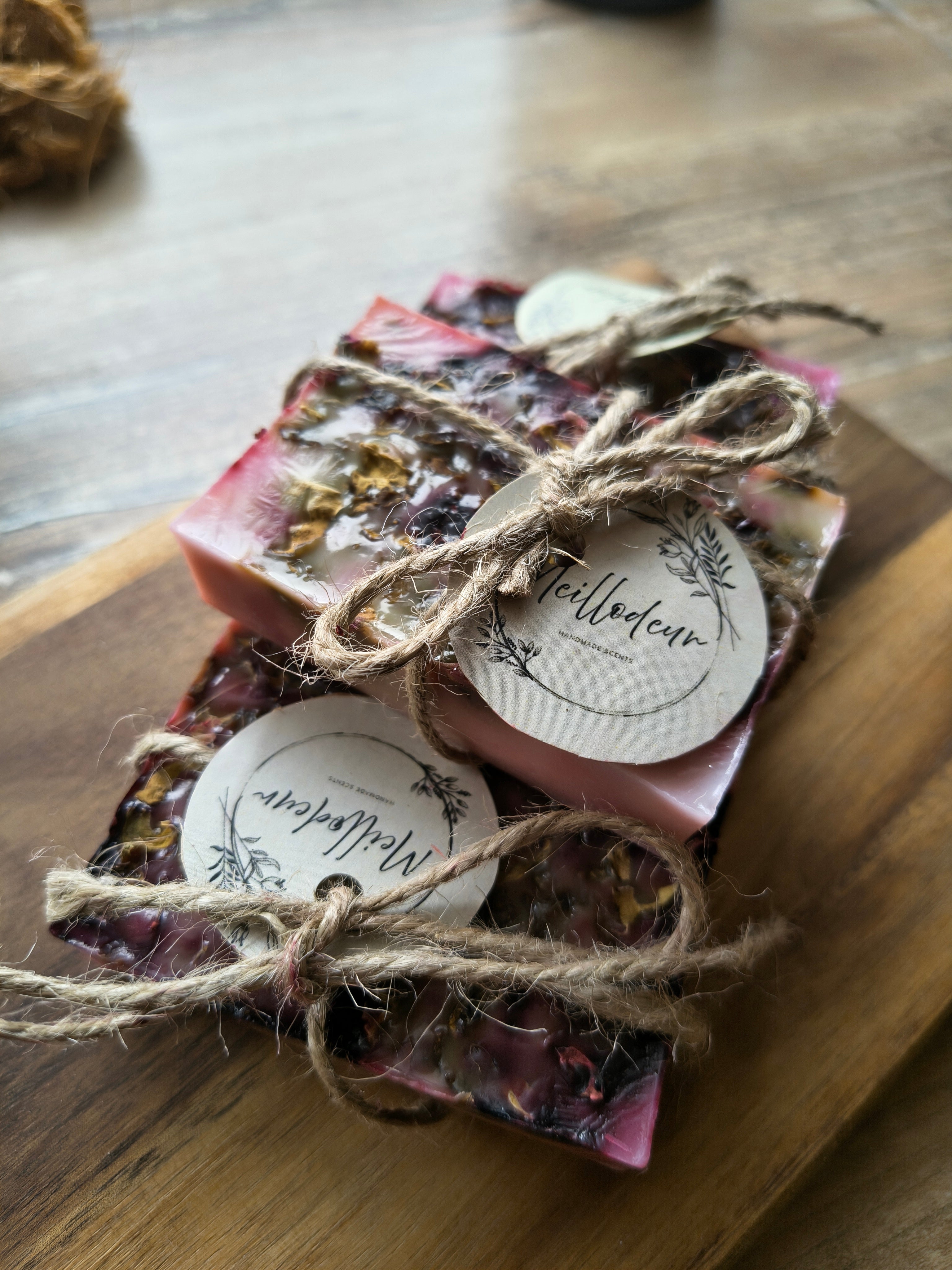 Zeep met gesnipperde droogbloemen