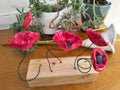 Kermieken bloemen op hout