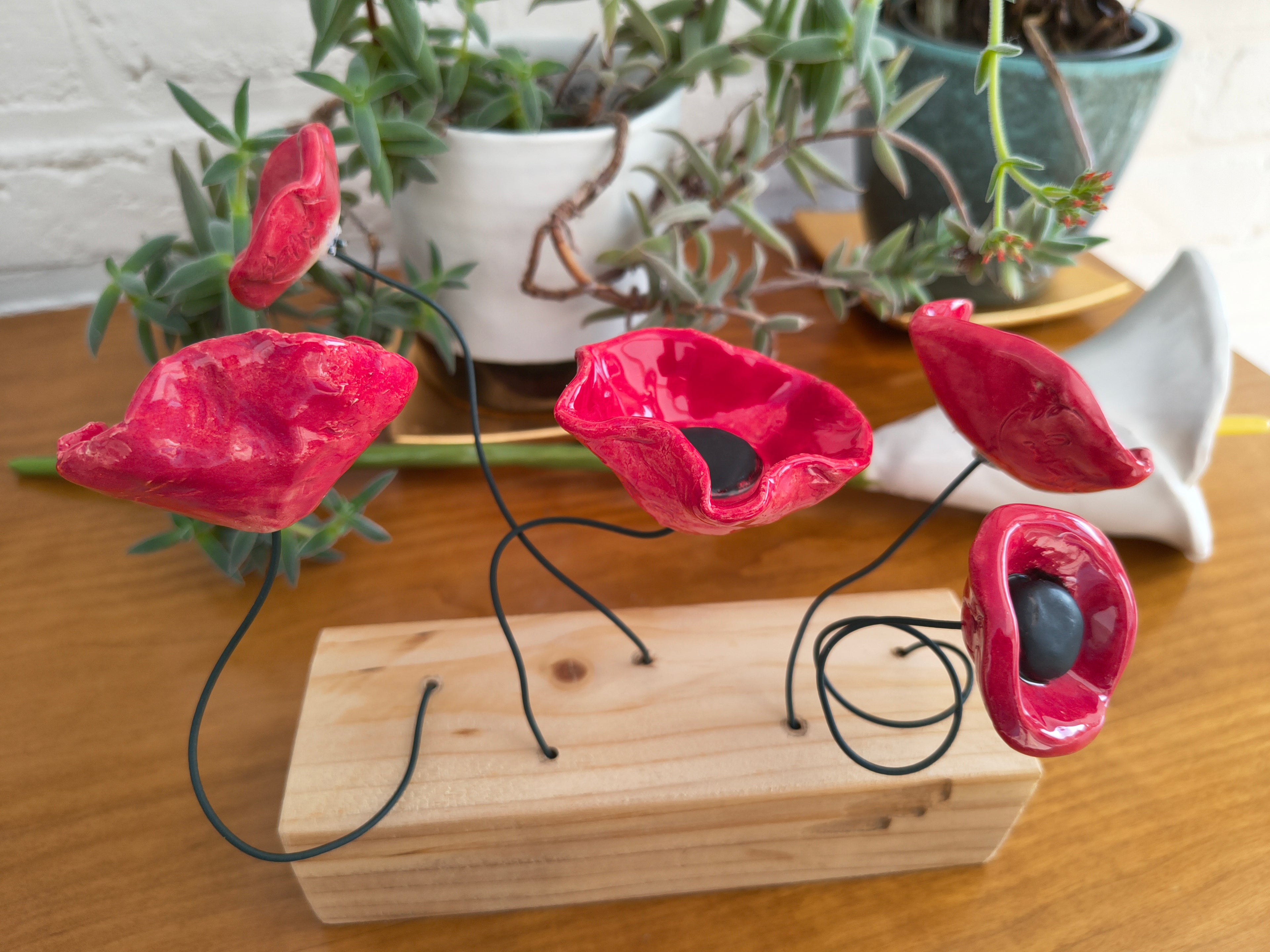 Kermieken bloemen op hout