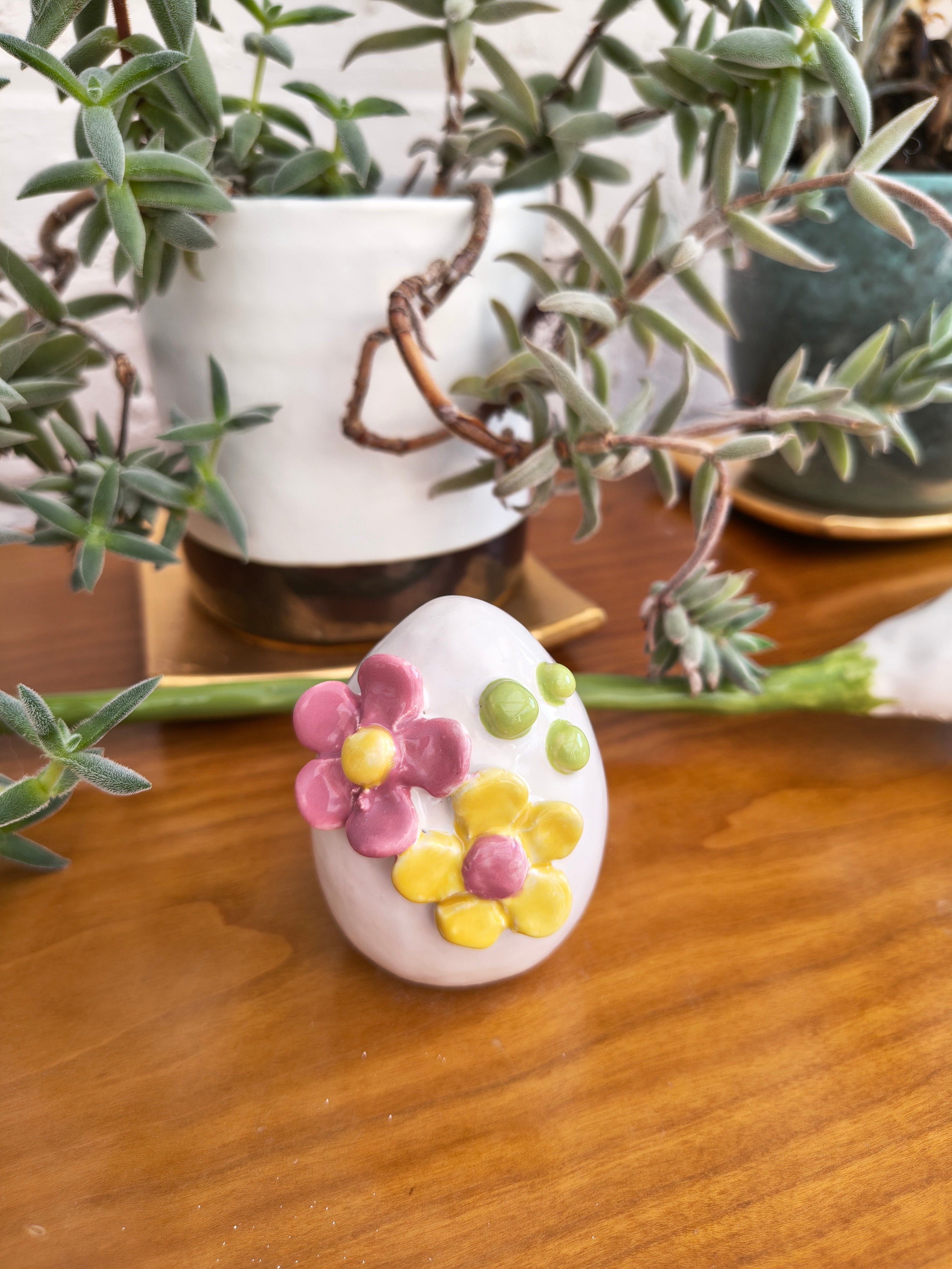 Keramieken paasei wit met bloemetjes