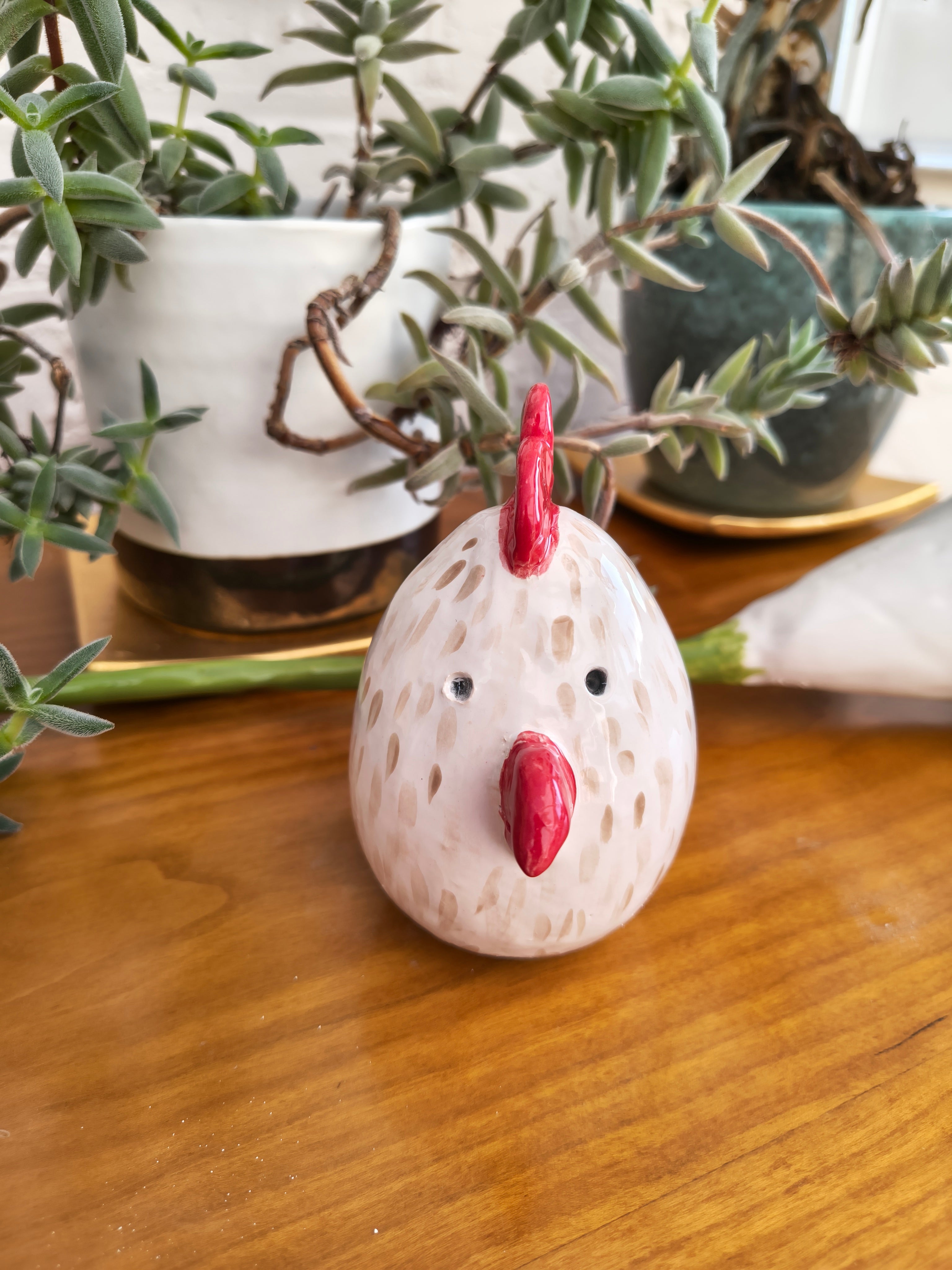 Keramieken kip met streepjes